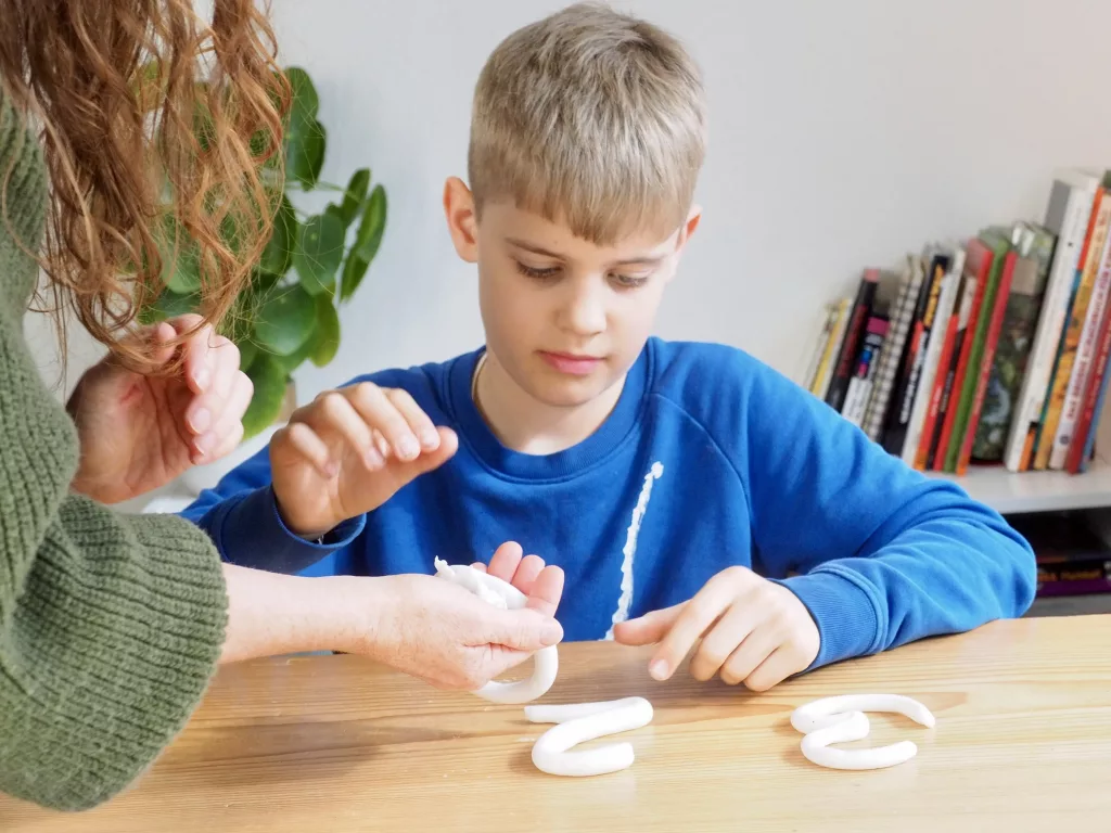 Kind in ruhiger Lernsituation bei der individuellen Lernbegleitung in Freiburg